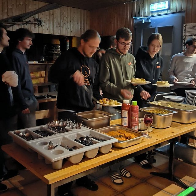 Essensbuffet bei der Erstie Hütte